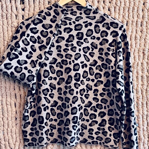 Tahari Grey Leopard Print Knit Sweater Size Medium - Picture 1 of 9